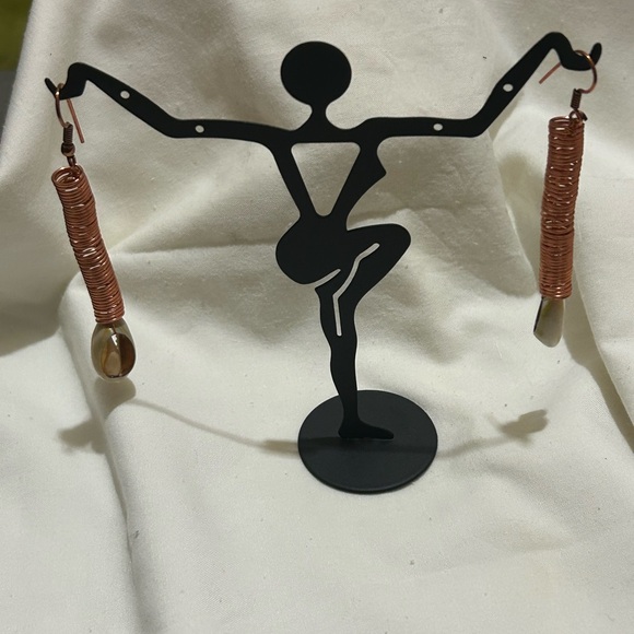 Handcrafted copper earrings with cowrie shells - Picture 3 of 3